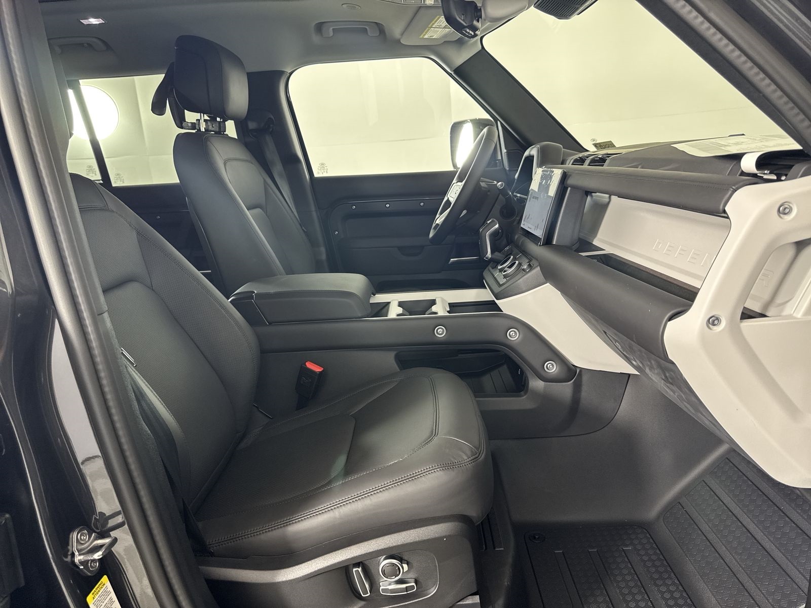 2025 Land Rover Defender 130 S photo 28