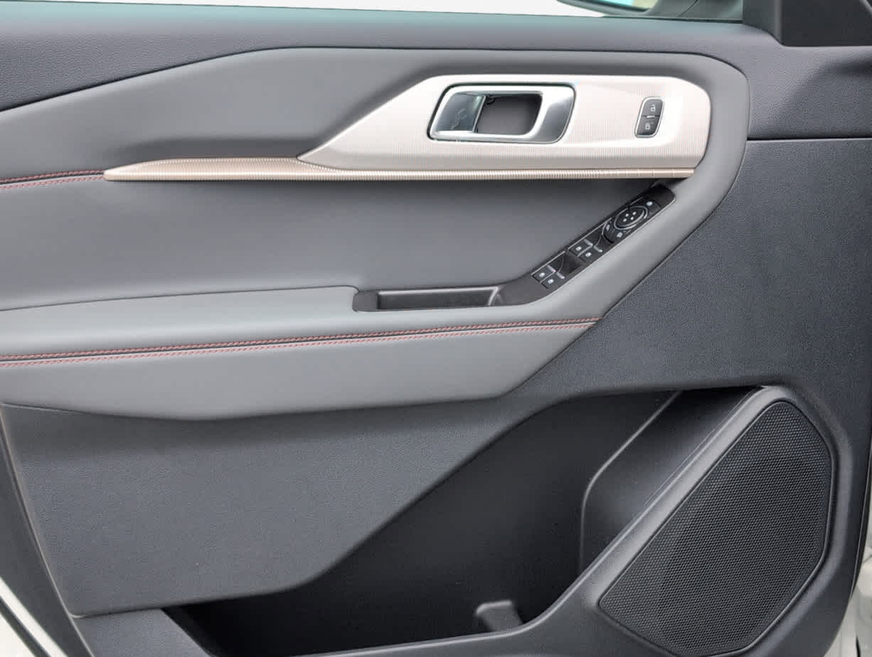 2025 Ford Explorer photo 6