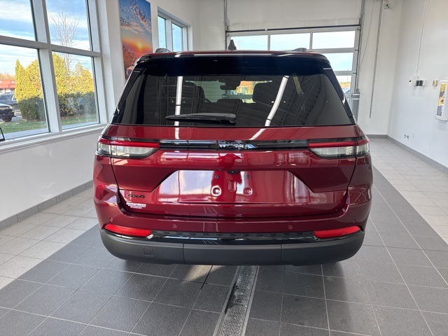 2025 Jeep Grand Cherokee Altitude photo 3