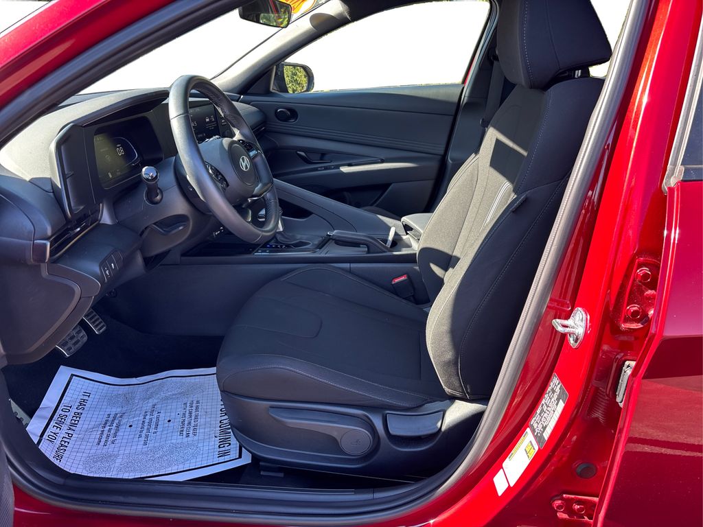 2025 Hyundai Elantra SEL Sport photo 9