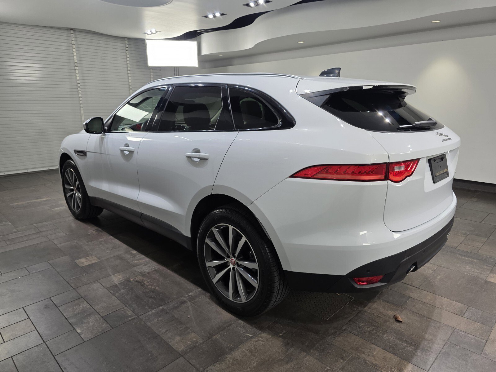 2020 Jaguar F-PACE Prestige photo 3