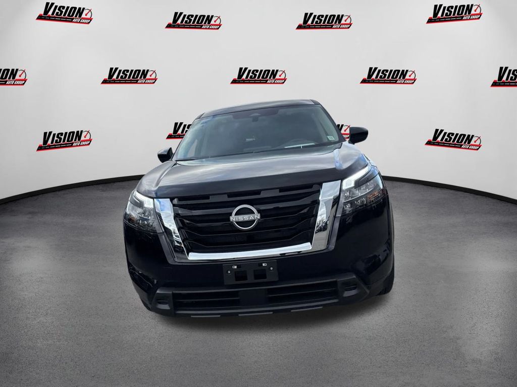 2025 Nissan Pathfinder S photo 2