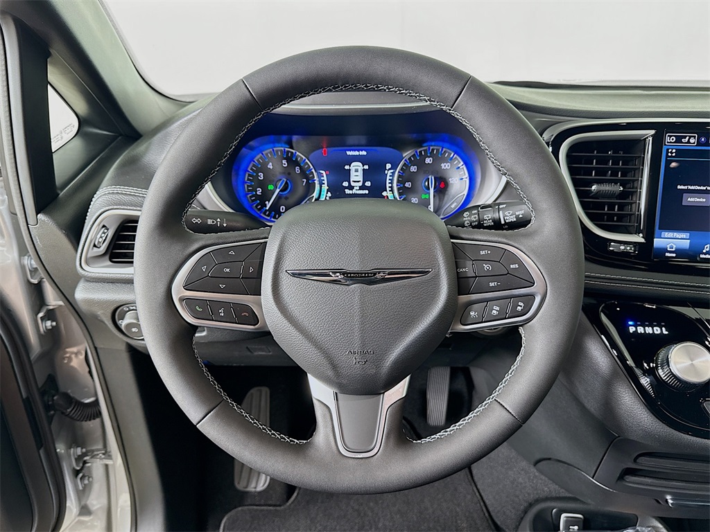 2026 Chrysler Pacifica photo 7