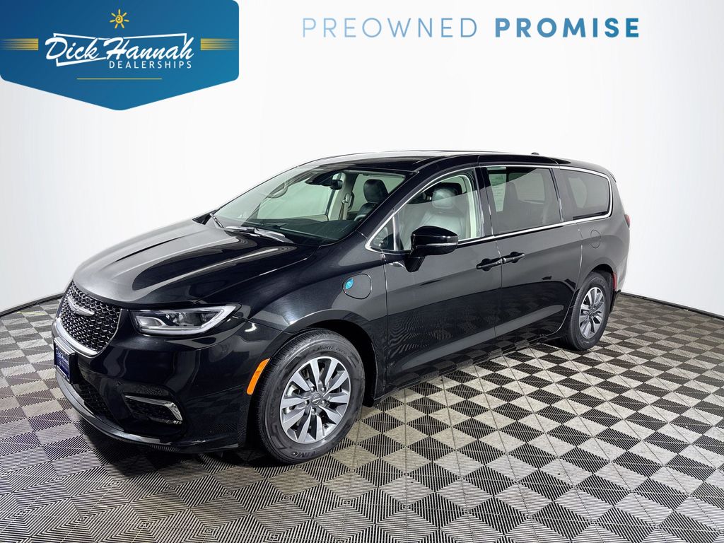 2024 Chrysler Pacifica PHEV Select's photo