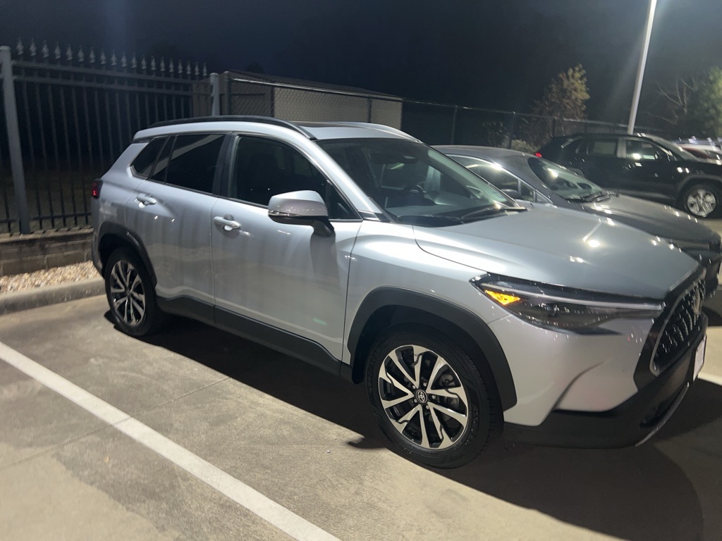 2024 Toyota Corolla Cross XLE's photo