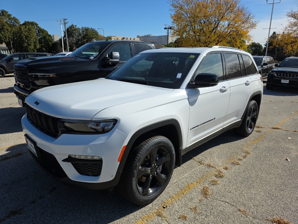 2025 Jeep Grand Cherokee Limited photo 3