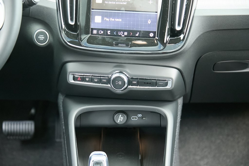 2025 VOLVO XC40 - Image 25