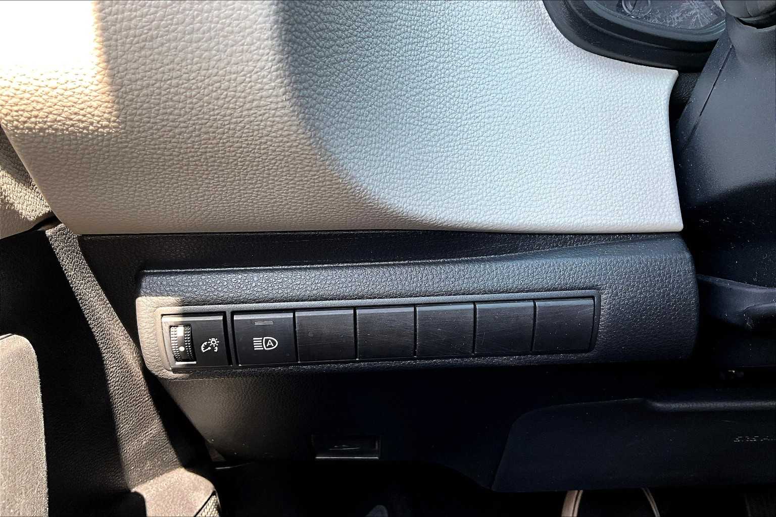 2022 Toyota Corolla LE photo 32