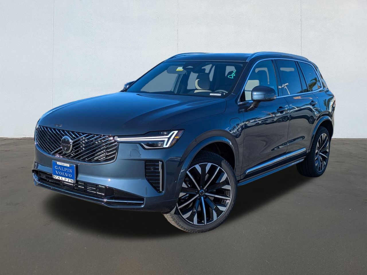 2026 Volvo XC90 Plus's photo