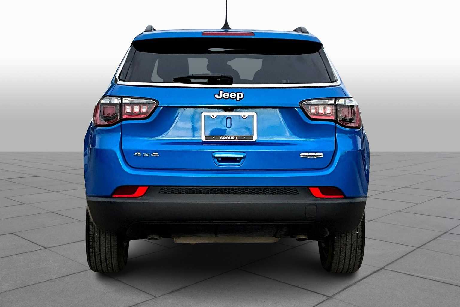 2024 Jeep Compass Latitude photo 2