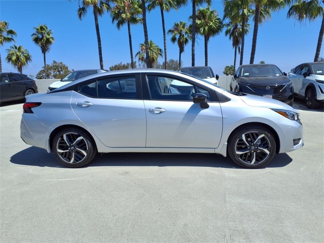 2025 Nissan Versa SR photo 4