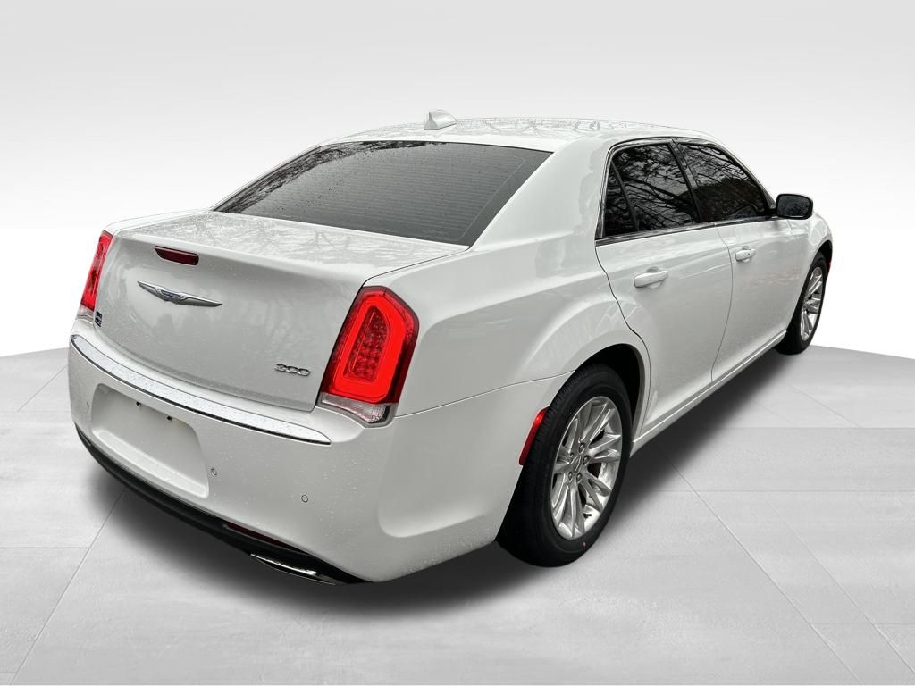 2021 Chrysler 300 Touring photo 4