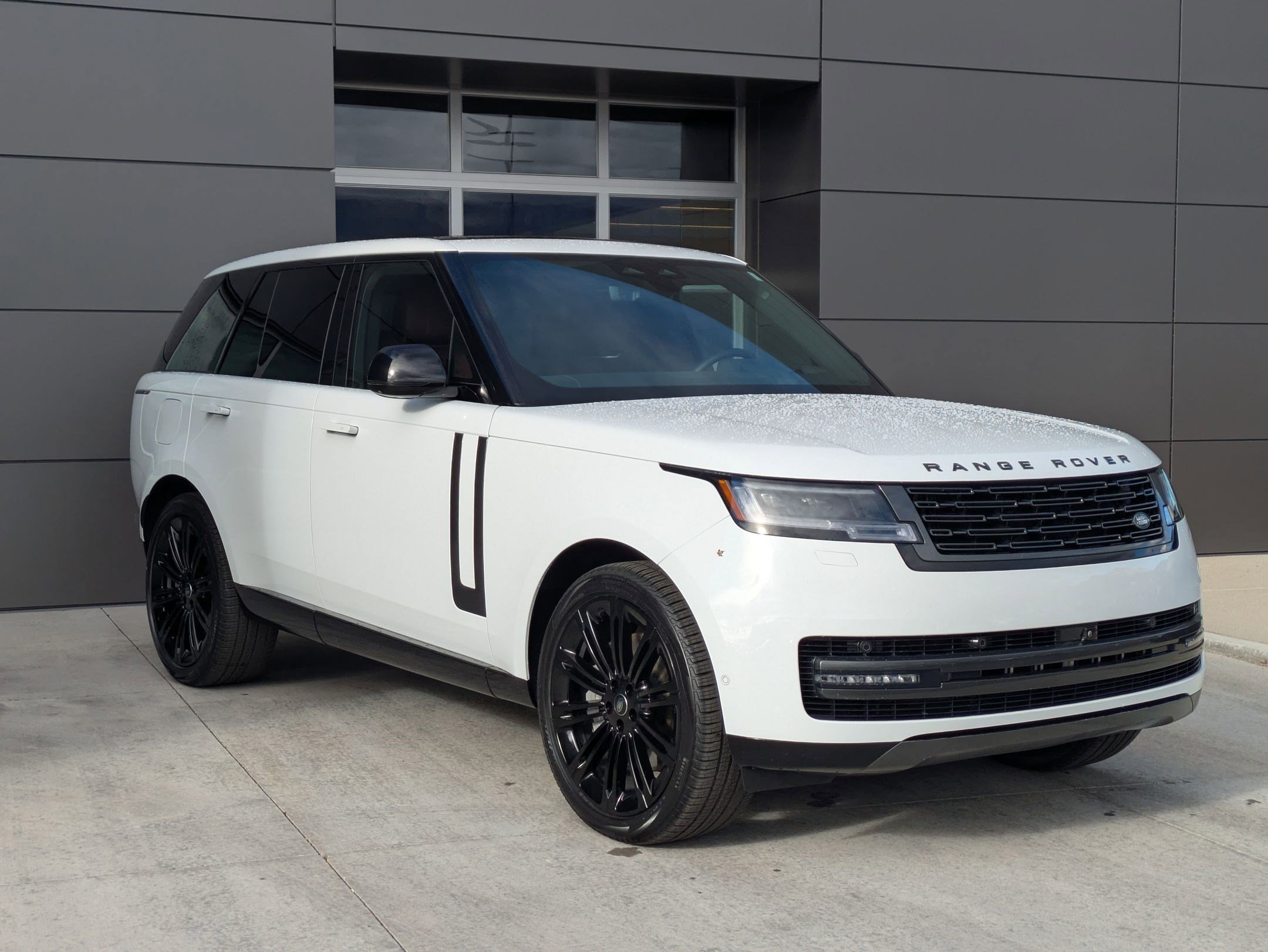 2024 Land Rover Range Rover SE photo 3