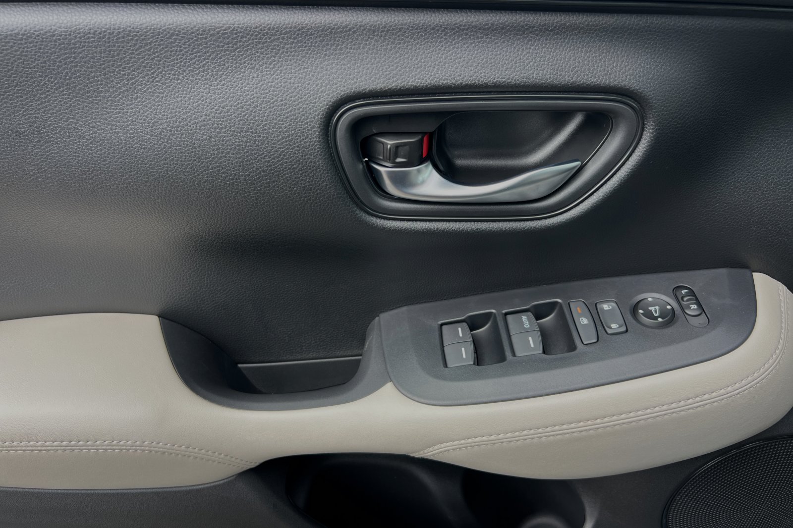 2025 Honda HR-V LX photo 6