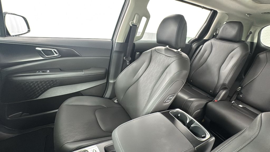 2026 Kia Carnival SX photo 13