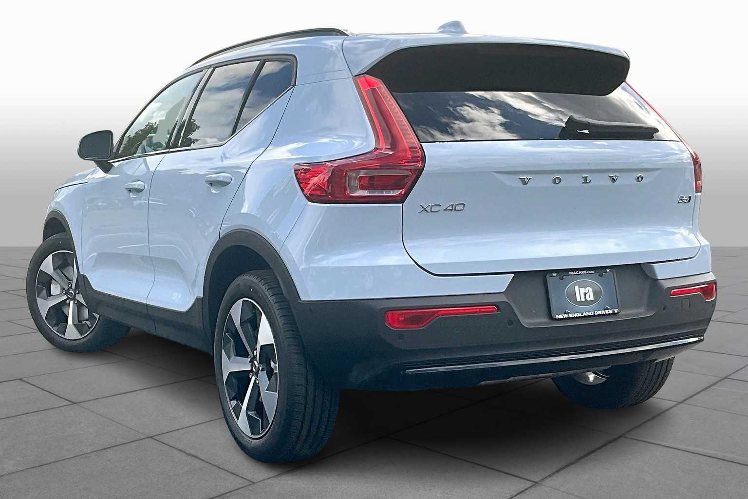 2026 Volvo XC40 Plus photo 3