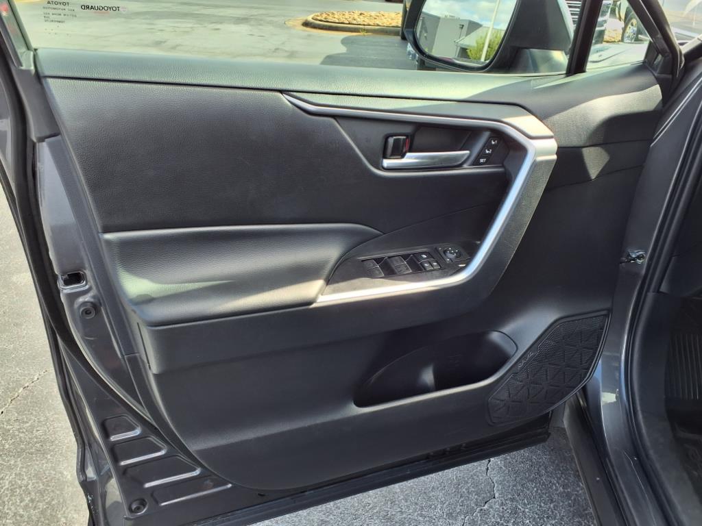 2023 Toyota RAV4 XLE Premium photo 4