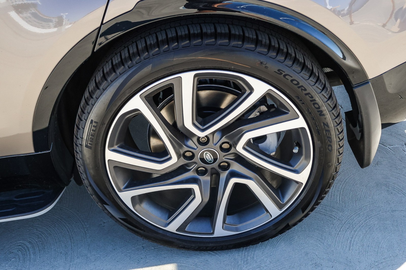 2025 Land Rover Discovery SE photo 9