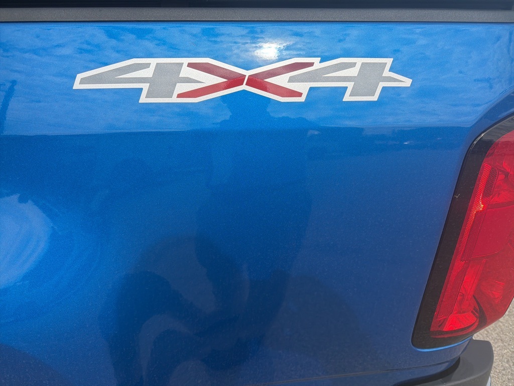 2022 Chevrolet Colorado LT photo 2