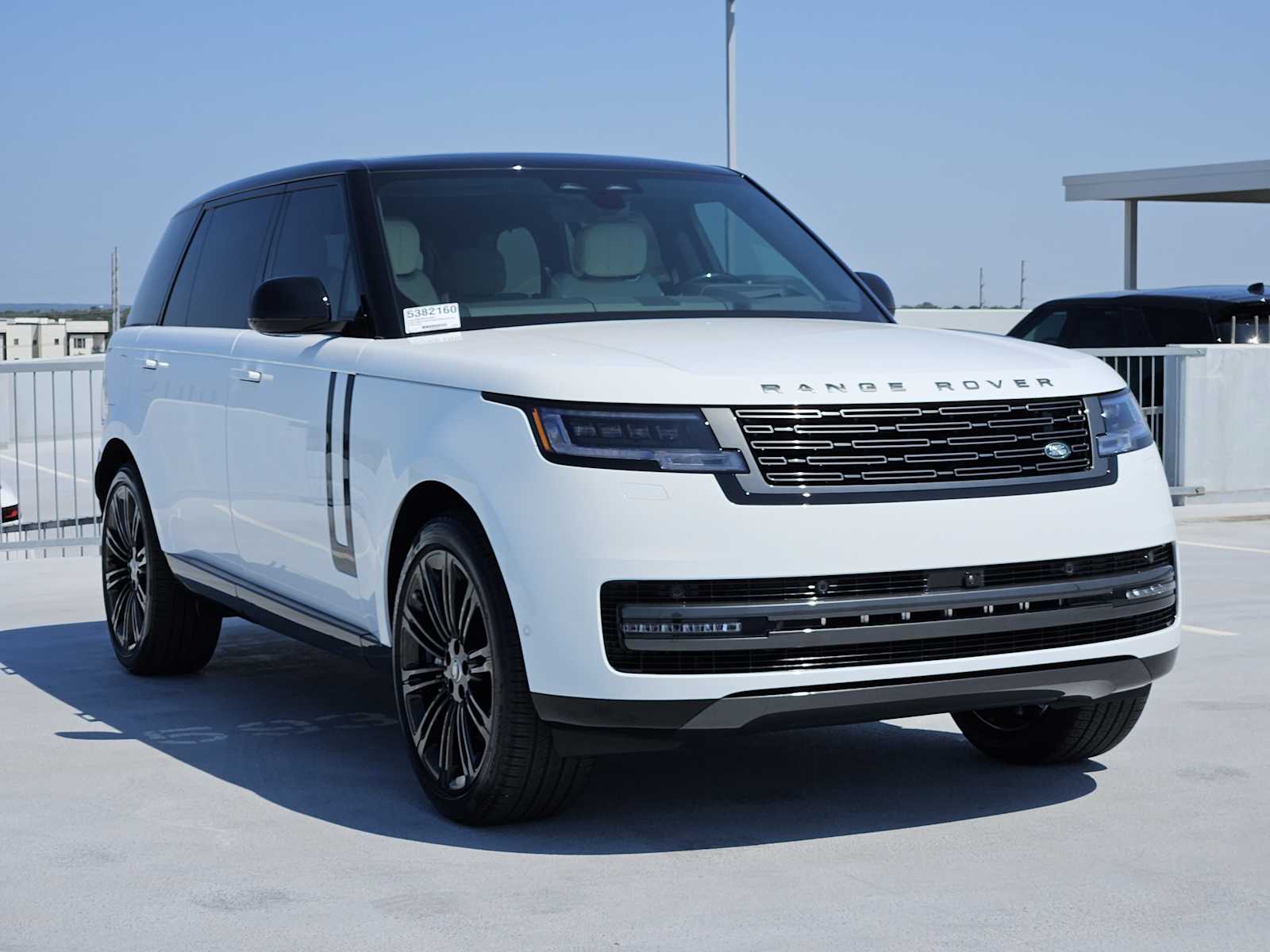 2025 Land Rover Range Rover SE photo 3