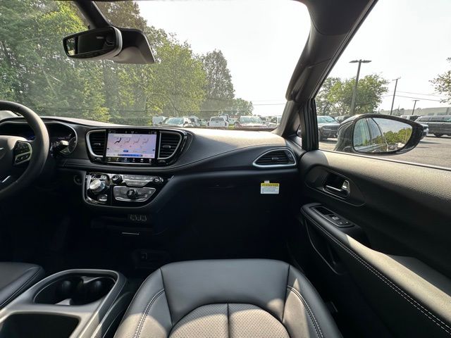 2025 Chrysler Pacifica photo 28