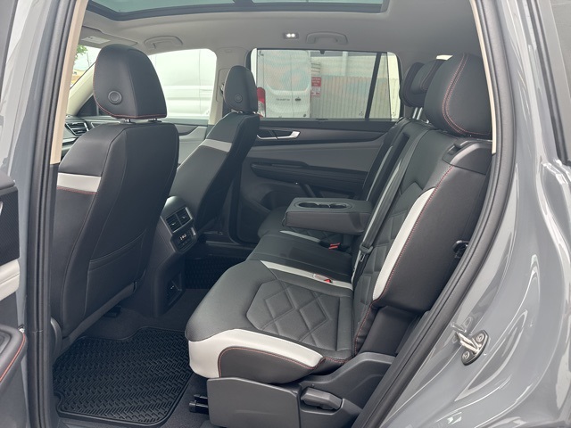 2025 Volkswagen Atlas Peak Edition SE photo 10