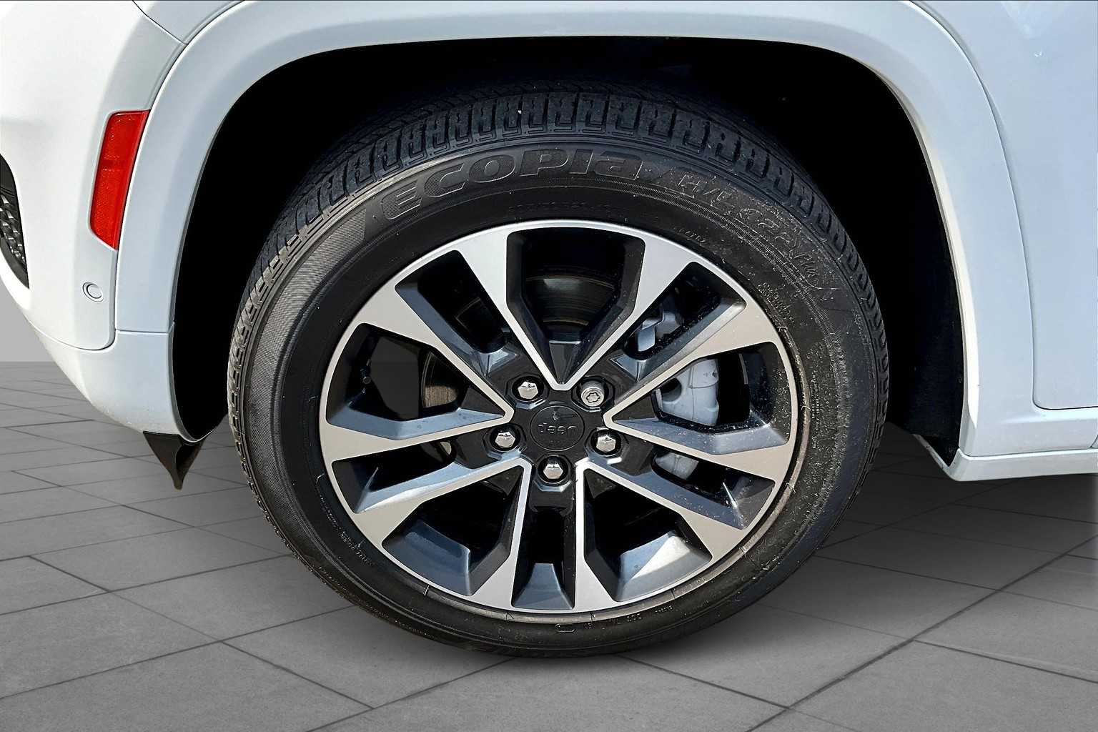 2023 Jeep Grand Cherokee Overland photo 9