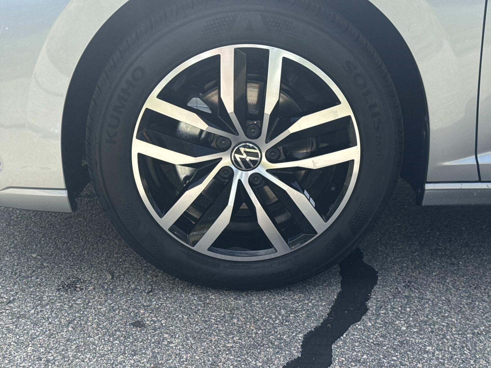 2025 Volkswagen Jetta SE photo 2