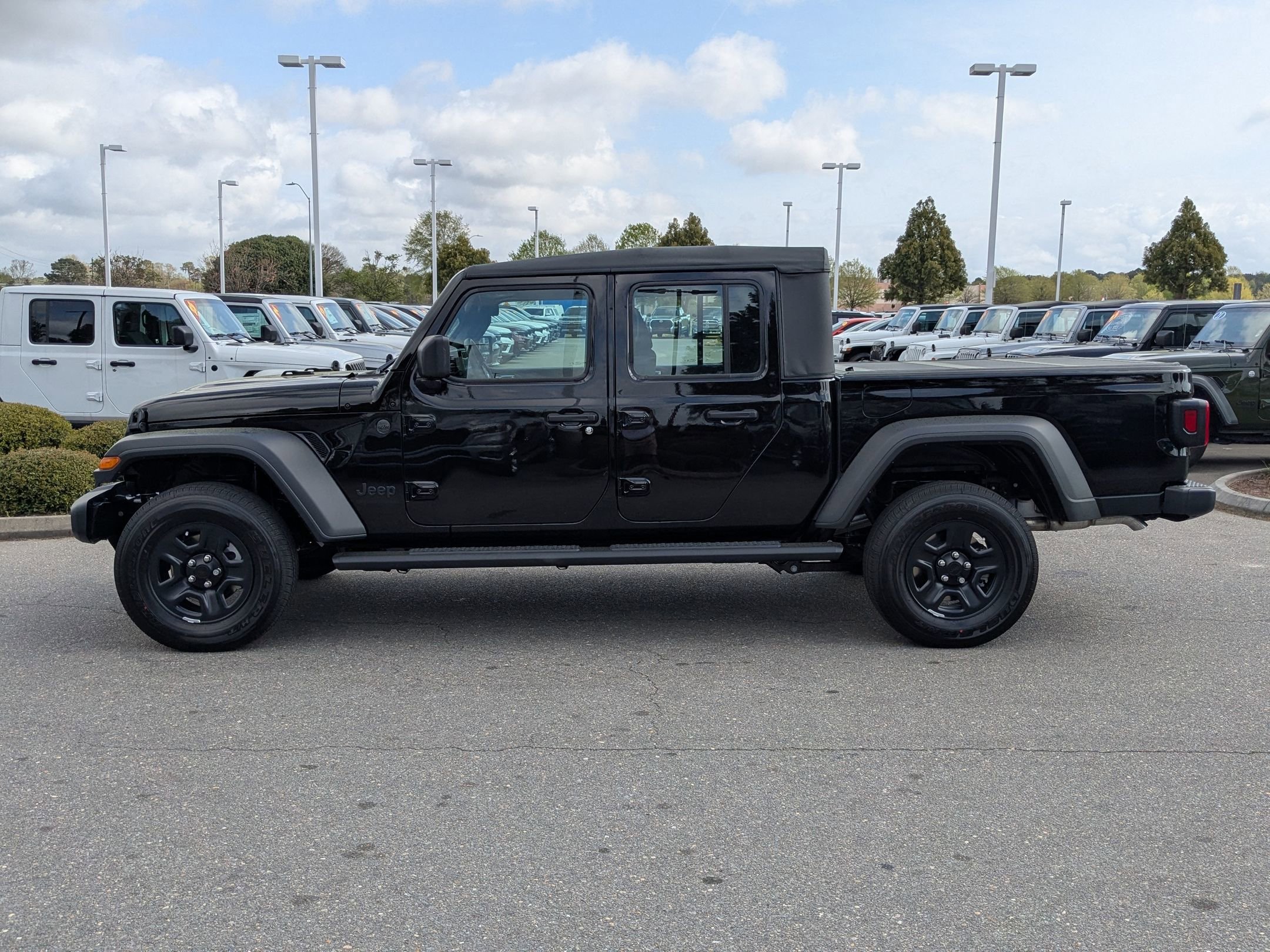 2025 Jeep Gladiator Sport photo 8