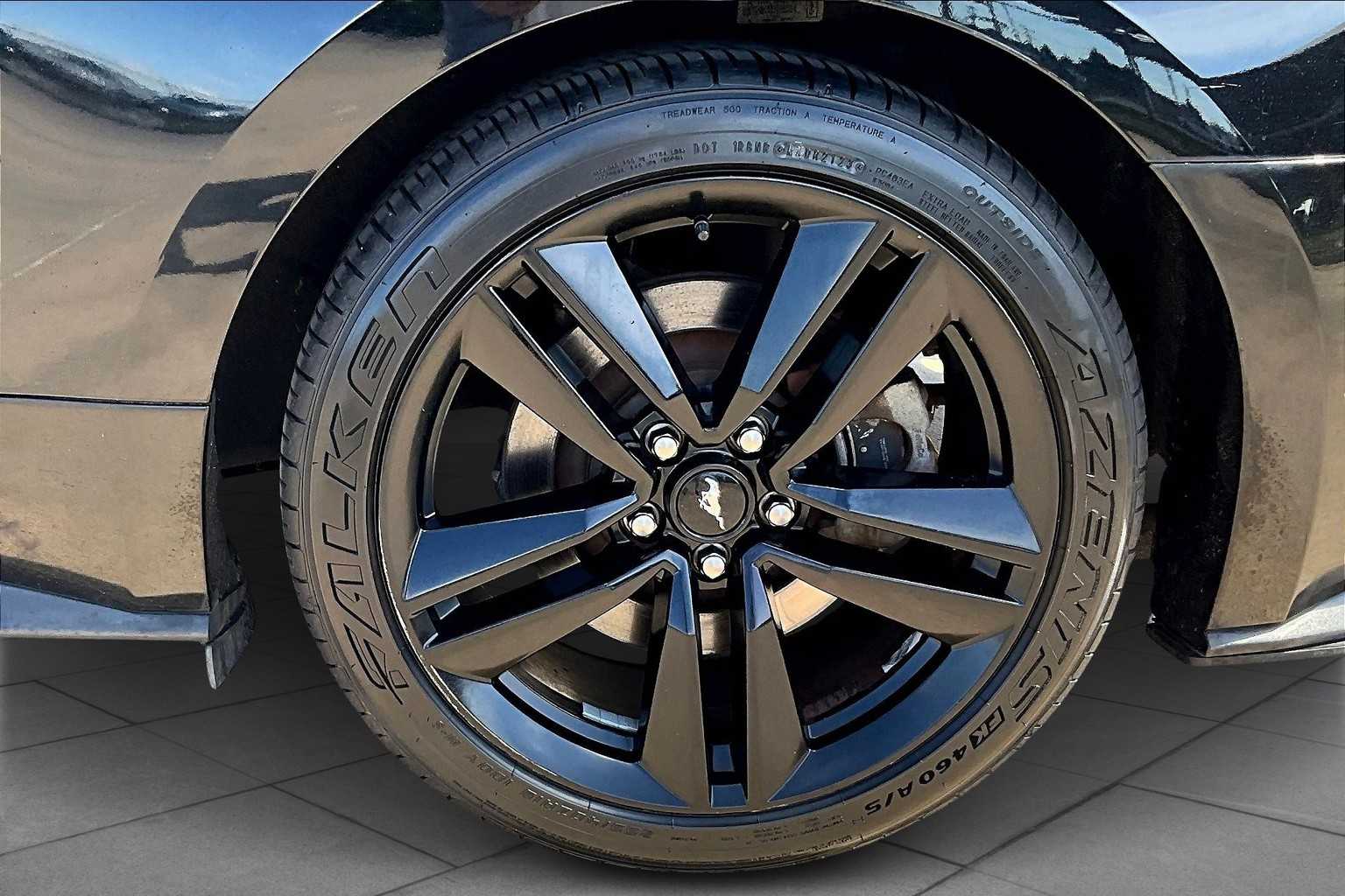 2015 Ford Mustang EcoBoost Premium photo 9