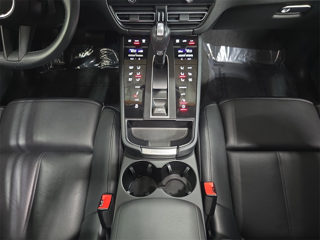 2024 Porsche Macan T photo 18