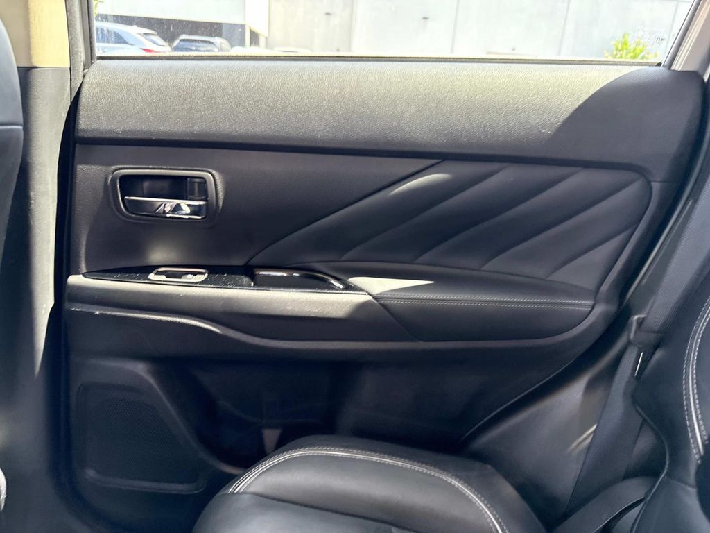 2018 Mitsubishi Outlander PHEV SEL photo 4