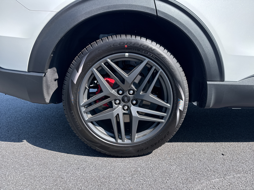 2025 Ford Explorer ST-Line photo 21