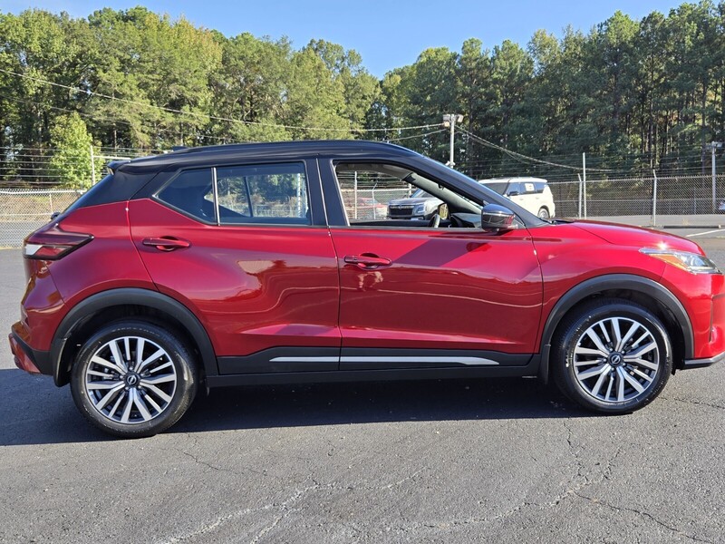 2023 Nissan Kicks SR photo 2