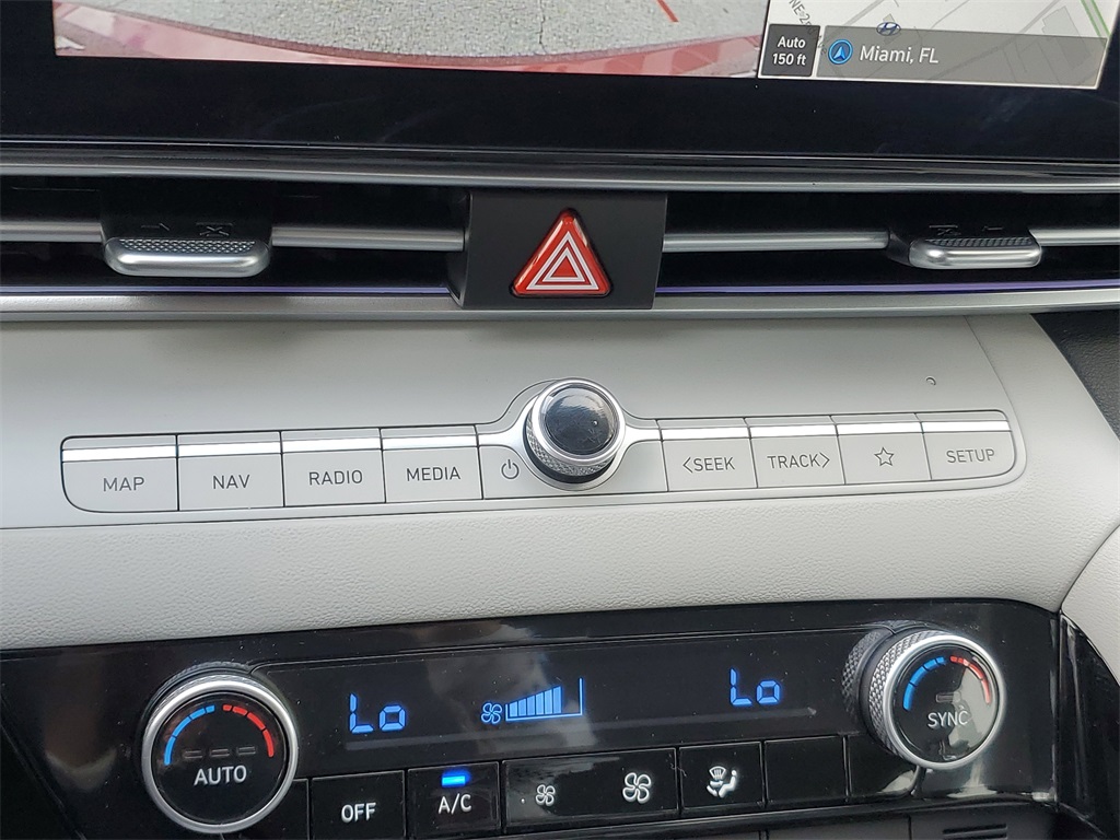 2025 Hyundai Elantra Limited photo 19
