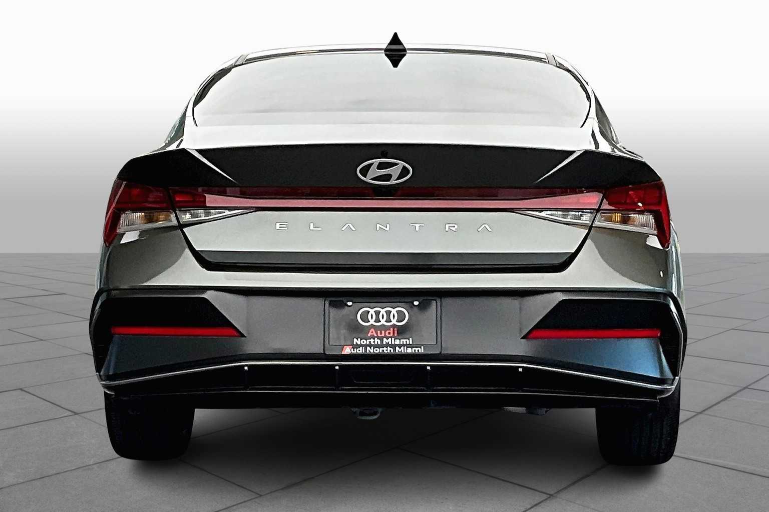 2024 Hyundai Elantra SEL Convenience photo 4