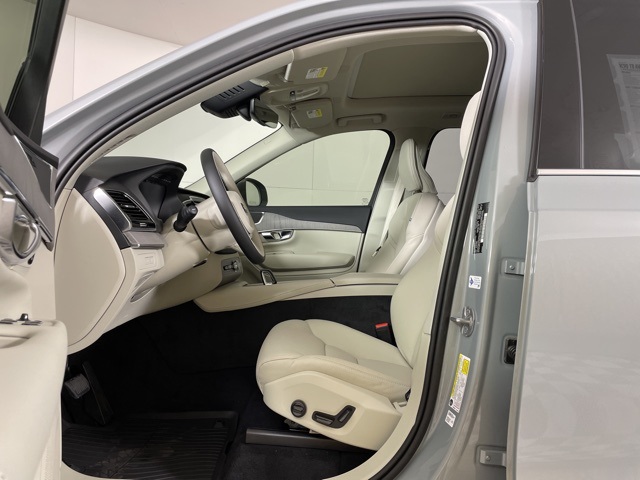 2025 Volvo XC90 T8 AWD Plus photo 6