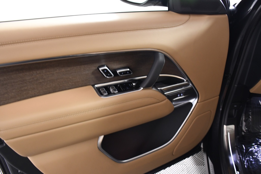 2025 Land Rover Range Rover SE photo 14