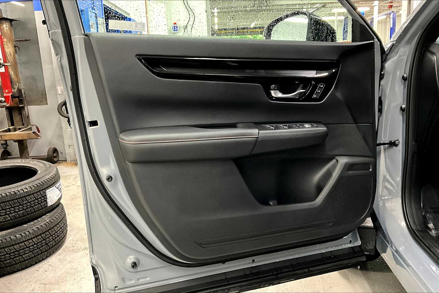 2025 Honda CR-V Hybrid Sport Touring photo 18