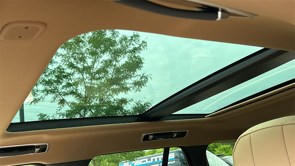 2025 Land Rover Range Rover SE photo 12