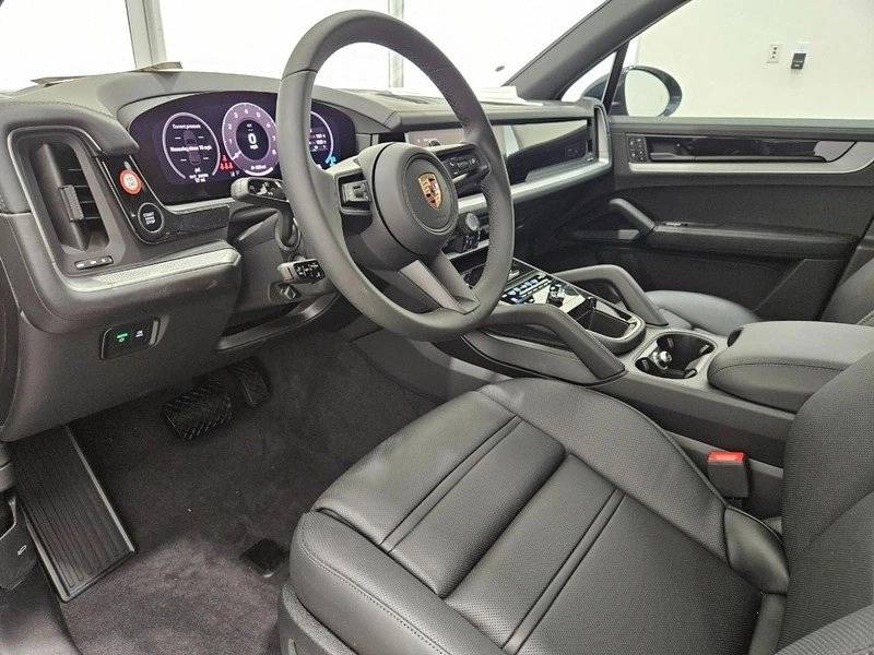 2025 Porsche Cayenne Base photo 4