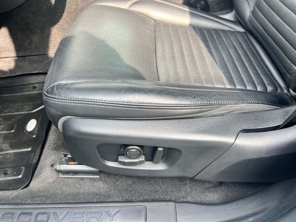 2020 Land Rover Discovery Sport S photo 6