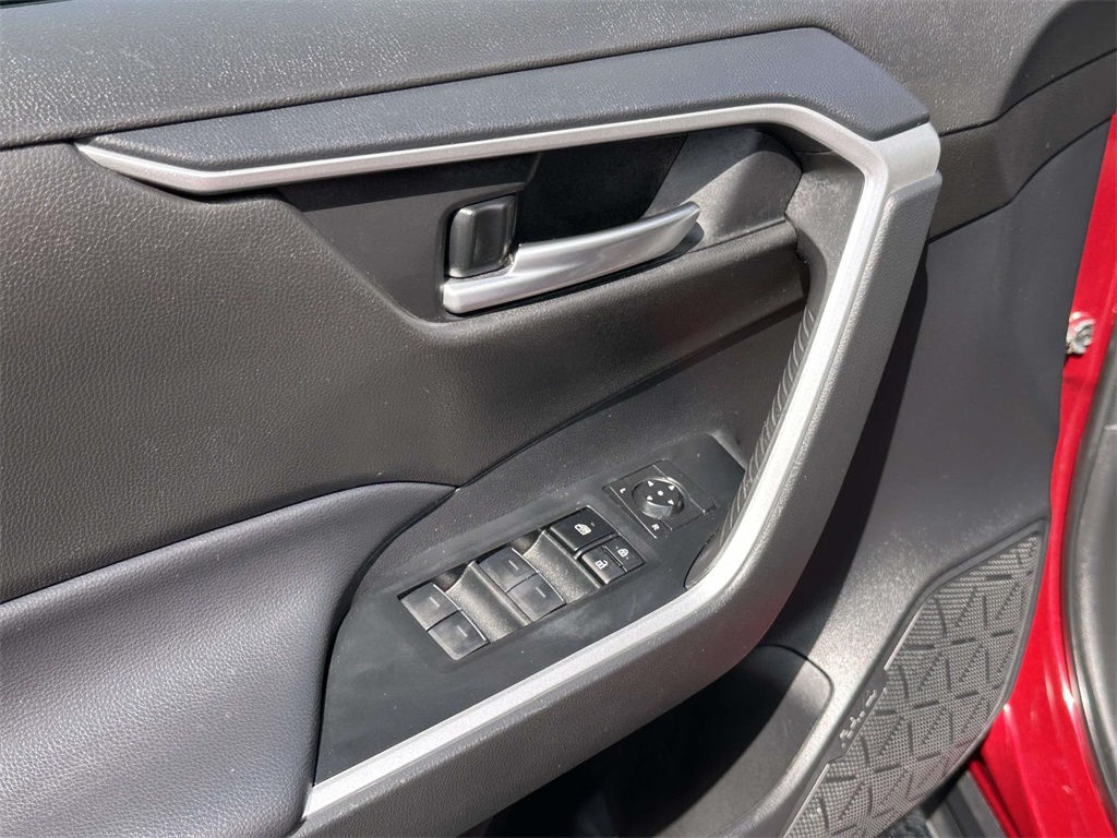 2024 Toyota RAV4 Hybrid XLE photo 7