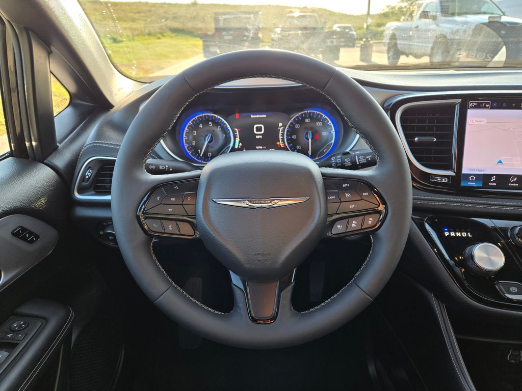 2025 Chrysler Pacifica Limited photo 17