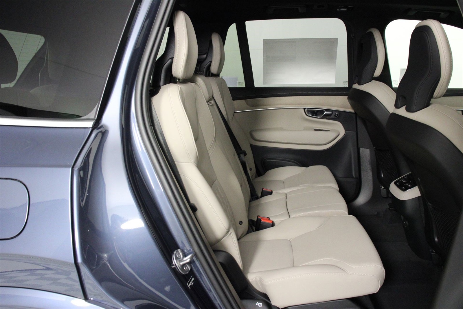 2026 Volvo XC90 Plus photo 11