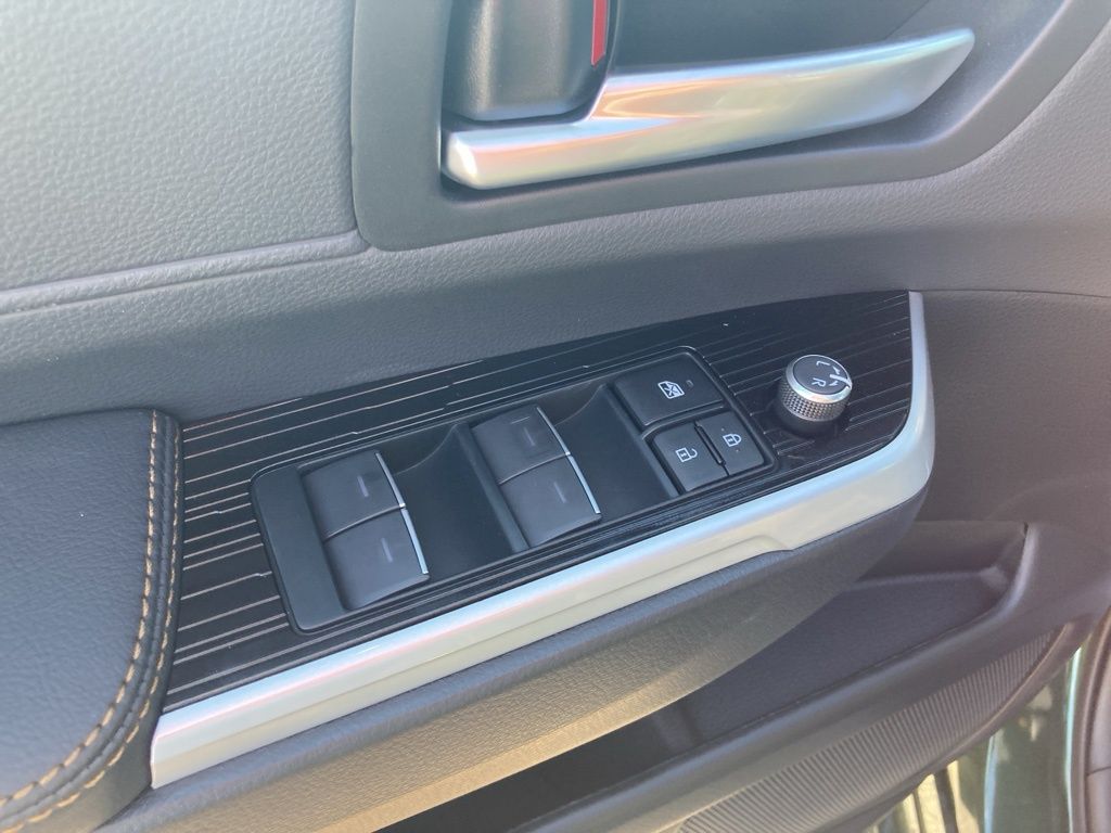 2025 Toyota Sienna Woodland Edition photo 10