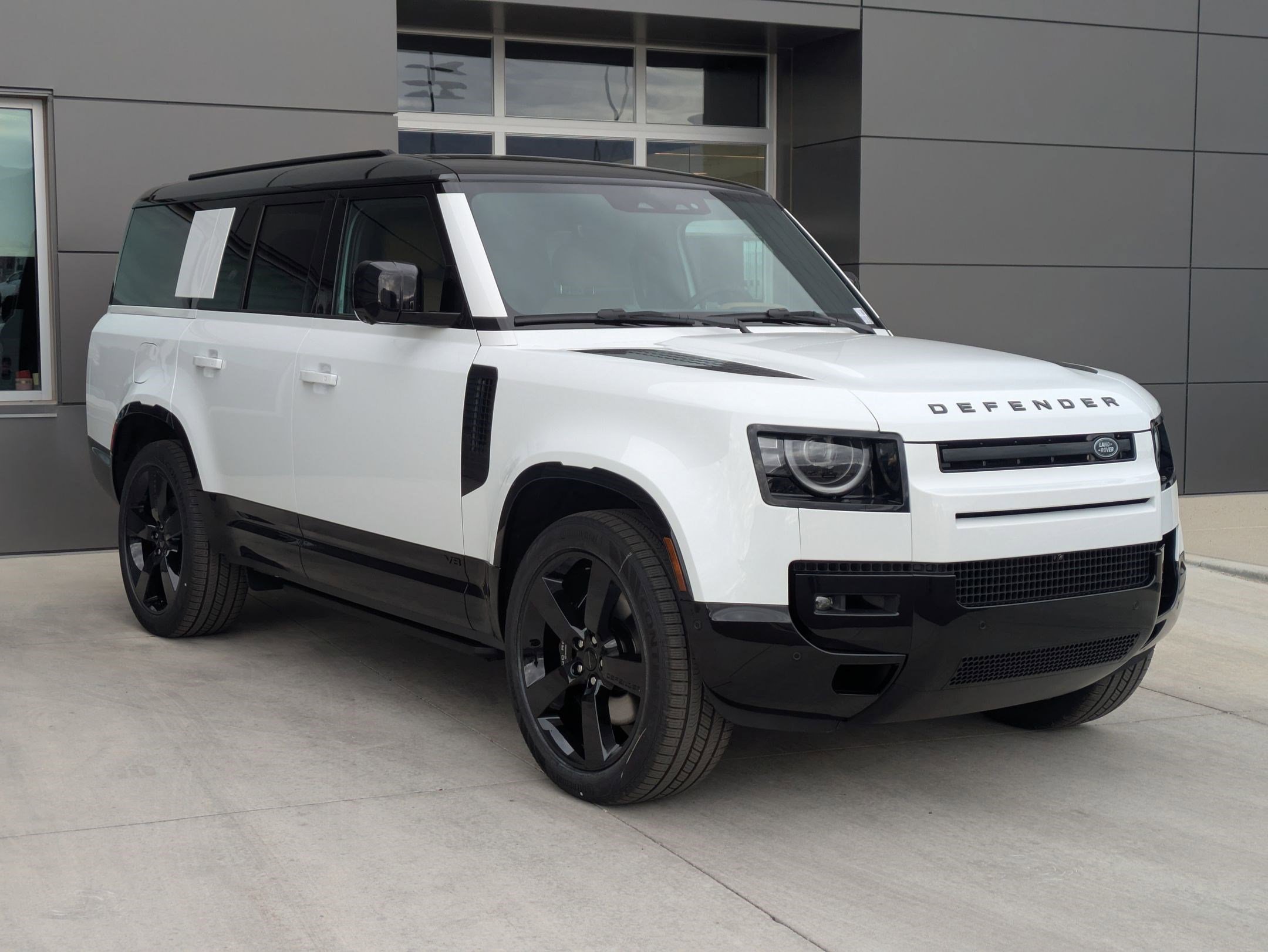 2026 Land Rover Defender 130 V8 photo 3