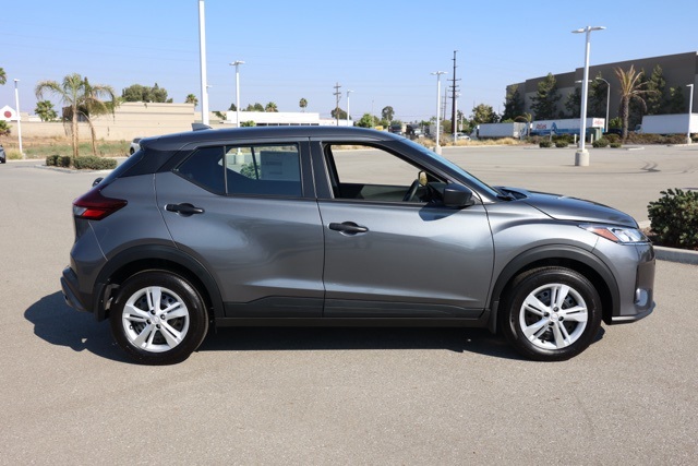 2025 Nissan Kicks Play S photo 2