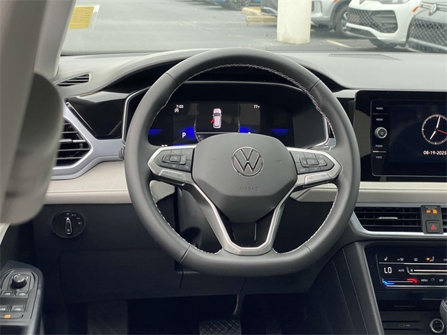 2025 Volkswagen Taos SE photo 10