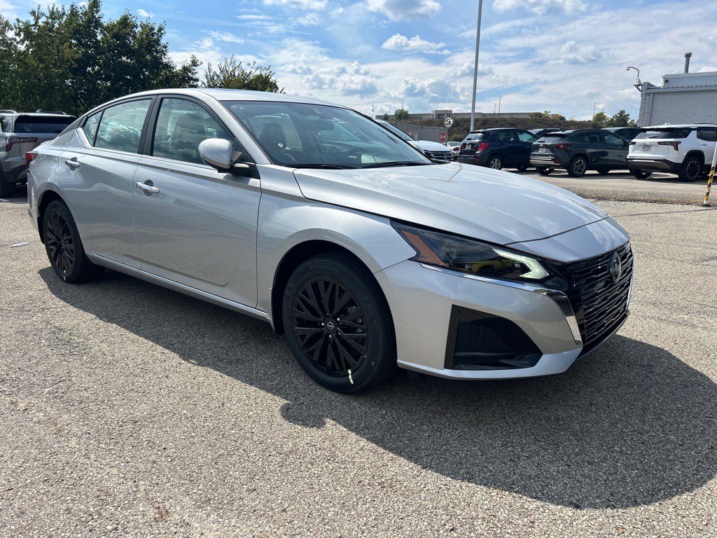 2025 Nissan Altima SV's photo